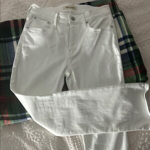 Madewell
Mid rise 26
Kick out 
White jeans 
Perfect